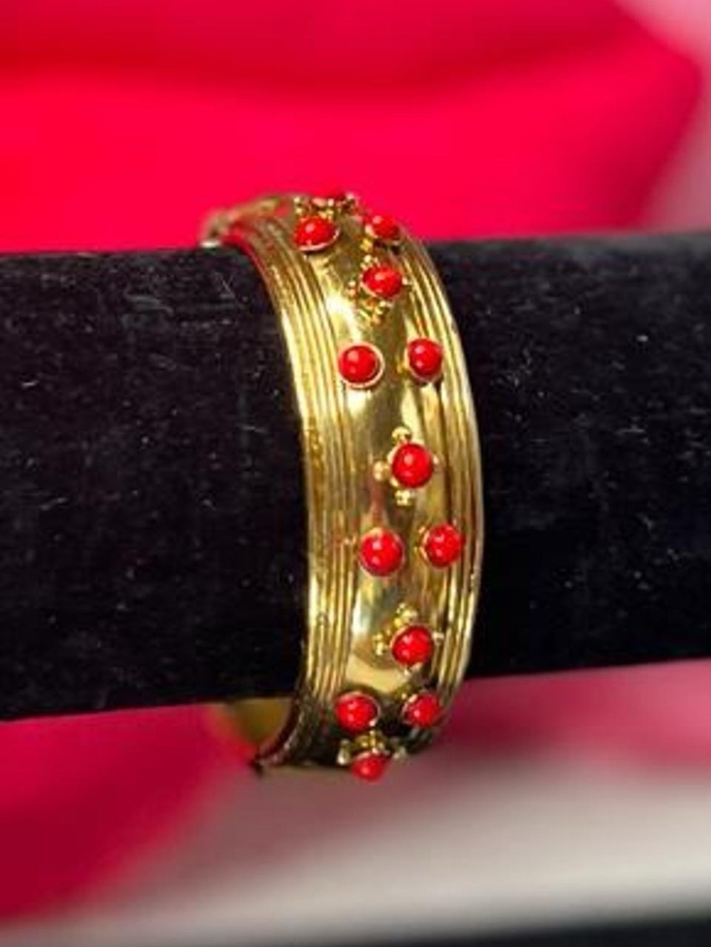 Vintage gold/brass tone hinged clamp bangle bracelet with orange red beads